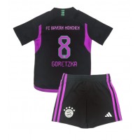 Dětský Fotbalový dres Bayern Munich Leon Goretzka #8 2023-24 Venkovní Krátký Rukáv (+ trenýrky)
